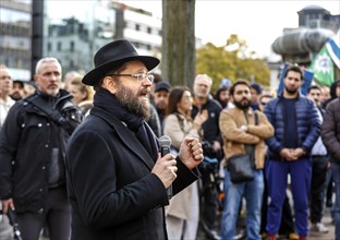 Rabbi Yehuda Teichtal speaks during the demonstration Solidarity March with Israel at Wittenbergplatz