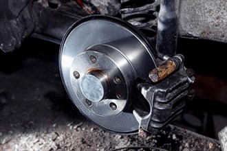 Replacing a brake disc in a car