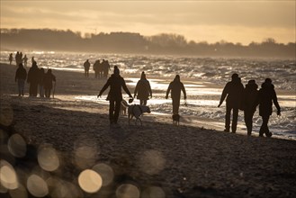 Holidaymakers on the Baltic Sea beach in the evening sun