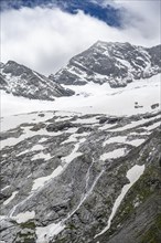 Glaciated mountain peaks, Hoher Weiszint with Schlegeiskees glacier, Berliner Hoehenweg, Zillertal,