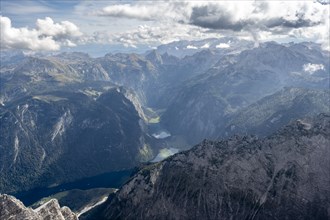 View from the summit of the Watzmann Mittelspitze, view of mountain panorama with Steinernes Meer,