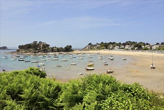 Emerald Coast with boats near Saint-Briac-sur-Mer, Ille-et-Vilaine, Brittany, France, Europe