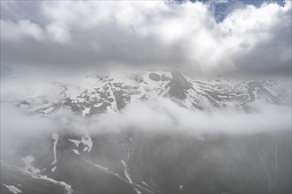 Snowy mountain peaks shrouded in clouds, Furtschaglhaus, Berliner Hoehenweg, Zillertal, Tyrol,