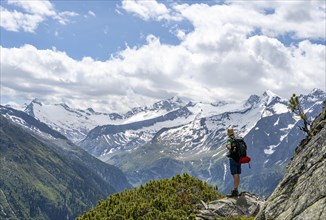 Mountaineer on hiking trail, Berliner Hoehenweg, mountain panorama with summit Grosser Moeseler and