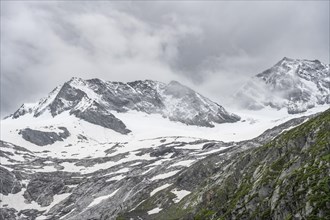 Glaciated mountain peaks Hoher Weiszint and Dosso Largo with Schlegeiskees glacier, Berliner