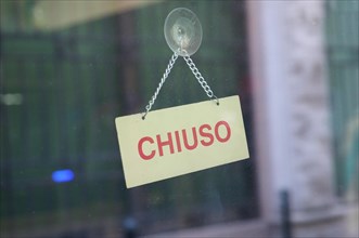 Chiuso closed sign in shop window
