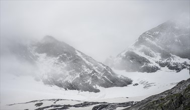Cloudy and glaciated mountain peaks Dosso Largo with glacier Schlegeiskees, Berliner Hoehenweg,