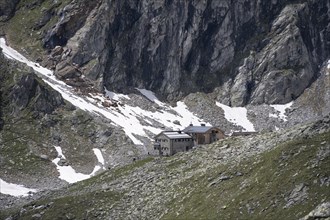 Friesenberghaus mountain hut, Berliner Hoehenweg, Zillertal Alps, Tyrol, Austria, Europe