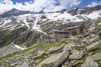 Mountain hut Friesenberghaus, mountain landscape with snow-covered peak Gefrorene-Wand-Spitze,