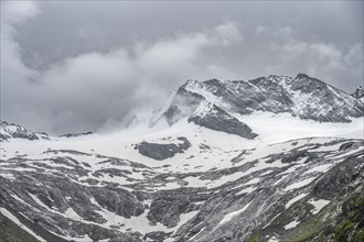 Glaciated mountain peak Dosso Largo with Schlegeiskees glacier, Berliner Hoehenweg, Zillertal Alps,