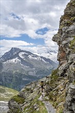 Mountaineer on a hiking trail, summit Grosser Greiner, Zillertal Alps, Tyrol, Austria, Europe
