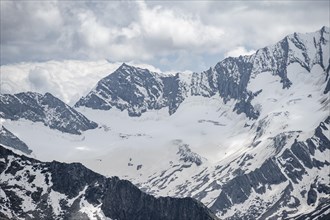 Mountain panorama with glaciated mountain peaks, summit Hoher Weisszint, Zillertal Alps, Tyrol,