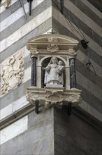 Sculpture of the Virgin Mary at the Cathedral of San Lorenzo, opened in 1098, Piazza S. Lorenzo,
