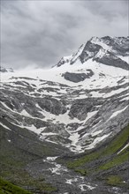 Schlegeisgrund valley, glaciated mountain peaks Dosso Largo and Schlegeiskees glacier, Berliner