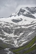 Schlegeisgrund valley, glaciated mountain peaks Dosso Largo and Schlegeiskees glacier, Berliner