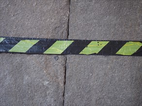 Yellow line sign
