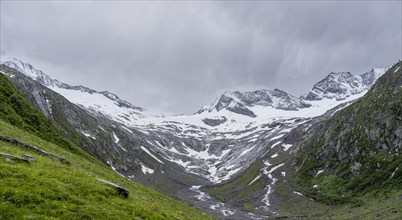 Schlegeisgrund valley, glaciated mountain peaks Hoher Weiszint and Schlegeiskees glacier, Berliner