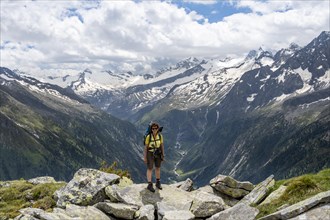 Mountaineer on hiking trail, Berliner Hoehenweg, mountain panorama with mountain valley Zemmer