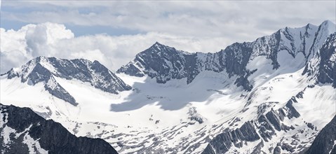 Mountain panorama with glaciated mountain peaks, Hoher Weisszint and Hochfeiler summits, Zillertal