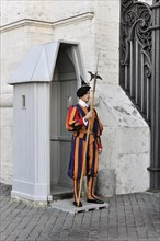 Swiss Guard, San Pietro, St Peter's Basilica, Vatican State, Vatican, Rome, Italy, Europe