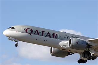 A Boeing 787-9 Dreamliner of the airline Qatar Airways takes off, Schoenefeld, 28/03/2023