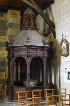 Baptismal font in the Saint-Sauveur church on the Riviere du Faou on the Rade de Brest, Le Faou,