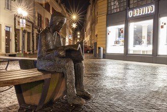 Bronze statue, newspaper reader, bronze sculpture by Pieter Sohl, Hauptstrasse, Bismarckplatz,