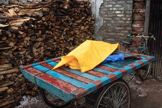 Lifeless body covered with tarpaulin on a cycle rickshaw, Sadarghat, Dhaka, Bangladesh, Asia