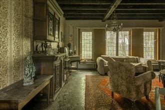 An abandoned parlour with retro furniture, a fireplace and a large carpet, Maison Limmi, Lost