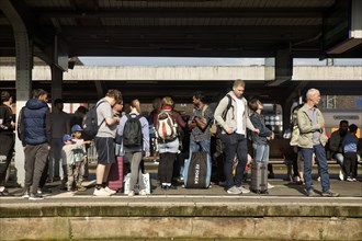 Lots of people on the platform at the main railway station, Bochum, North Rhine-Westphalia,