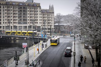 The roads and trees in Berlin are frozen on Thursday morning. There is currently an official