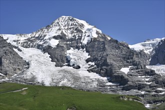 The Moench forms part of a mountain ridge between the Jungfrau and the Eiger in the Bernese Alps,