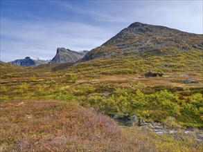 Autumn in Reinheimen National Park, mountains in Valldalen valley, Stigbotthornet mountain, More og