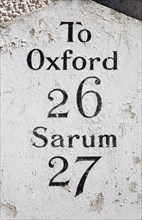 Milepost giving distances to Oxford and Sarum from Hungerford, Berkshire, England, UK