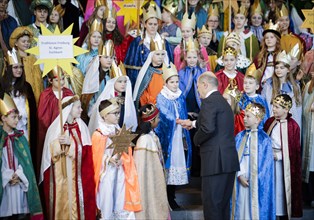 Federal Chancellor Olaf Scholz (SPD) pictured at the traditional reception for carol singers at the