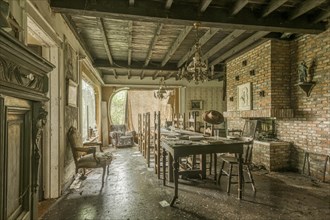 An abandoned, run-down dining room with sparse furnishings and dust, Maison Limmi, Lost Place,