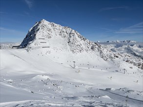 Rettenbachfenrer glacier ski area with Schwarze Schneid gondola lift, Soelden, Tyrol