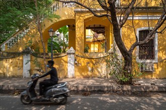Old colonial villa on a street, Pondicherry or Puducherry, Tamil Nadu, India, Asia