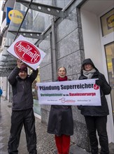 Germany, Berlin, 21.12.2023, action by Gemeingut in BuergerInnenhand (GiB), actions in front of
