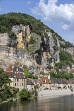 The medieval village La Roque-Gageac and the Dordogne River, Perigord, Aquitaine, France, Europe