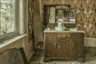 An old dressing table and mirror in an abandoned, dusty room, Maison Limmi, Lost Place, Kalken,