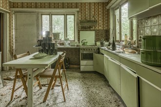 A chaotic, abandoned kitchen with retro charm and traces of decay, Maison Limmi, Lost Place,