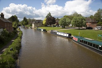 Narrow boats on the Kennet and Avon canal, Hungerford, Berkshire, England, UK