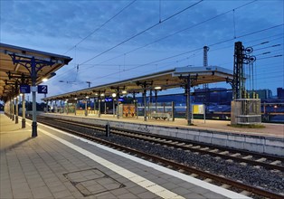Deserted platform in the early morning, main railway station, Witten, North Rhine-Westphalia,