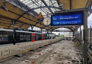 Construction work on the platform, main railway station, Krefeld, North Rhine-Westphalia, Germany,