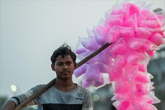 Candyfloss sales, promenade, former French colony of Pondicherry or Puducherry, Tamil Nadu, India,