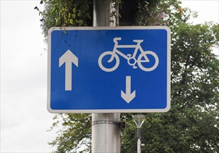 Two way traffic bike lane sign
