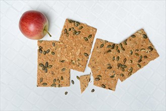 Crispbread with seeds and apple