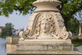 Schwerin Castle, portrait relief in the base of a street lamp with lizard creatures and foliage,