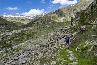 Mountaineers on a hiking trail, behind mountain peaks Zsigmondyspitze and Hornkeesbach near the